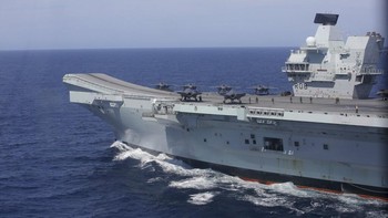“Satu kapal induk (HMS Prince of Wales-red) akan mendukung NATO di Atlantik Utara. Di mana lagi untuk menempatkan yang lain (HMS Queen Elizabeth)? Di rute perdagangan utama dan untuk menangkal ancaman dari China yang kian besar,” kata seorang sumber beberapa waktu lalu. Foto: Associated Press