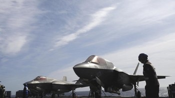 Kemampuan F-35B yang paling menonjol adalah mampu lepas landas dan mendarat di landasan pendek atau bahkan secara vertikal seperti helikopter. Foto: Associated Press