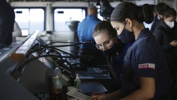 Kru perempuan di dalam kapal. Foto: Associated Press