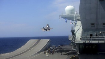Kapal ini memiliki dek pendaratan seluas 16.000 meter persegi dan beratnya 65 ribu ton. Tampak F35B lepas landas. Foto: Associated Press