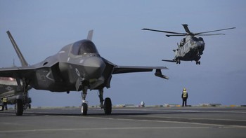 Selain jet tempur, HMS Queen Elizabeth juga mengangkut beberapa helikopter. Foto: Associated Press