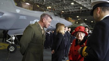 Ratu Elizabeth juga melakukan kunjungan menjelang keberangkatan kapal induk negaranya. Inggris ingin unjuk gigi di kawasan Asia, terutama untuk turut menangkal pengaruh dan ambisi China. Salah satu jalur yang akan dilintasi adalah laut China Selatan. Foto: Associated Press