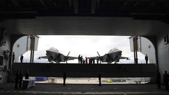 Menemani HMS Queen Elizabeth adalah kapal perang Type 45 yaitu HMS Defender dan HMS Diamond, kapal anti kapal selam HMS Kent dan HMS Richmond, dan juga kapal selam nuklir. Selain itu, ada kapal perang dari AS dan Belanda ikut bergabung. Foto: Associated Press