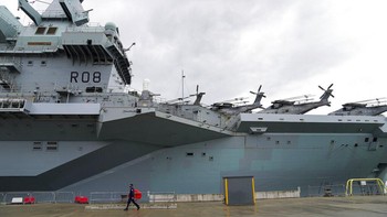 “Ia akan mengibarkan bendera Inggris global, memancarkan pengaruh kita, menandakan kekuatan kita, bertemu dengan kawan dan memastikan komitmen kita untuk menghadapi tantangan hari ini dan di masa depan,” sebut Menhan Inggris, Ben Wallace. Foto: Associated Press