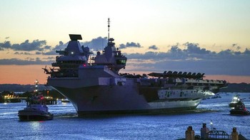 Penampakan HMS Queen Elziabeth ketika keluar dari markasnya di pelabuhan Portsmouth. Foto: Associated Press