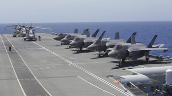 Dalam misinya kali ini, dibawa 10 unit F35B milik AS dan 8 unit jet sejenis milik Inggris. AS juga mengikutkan 250 personel dari total 1.700 kru di kapal ini. Foto: Associated Press