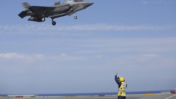 Sebelum ke Asia, kapal ini akan berlatih dulu bersama para negara aliansi NATO yang merasa terancam dengan Rusia. Di laut Mediterania, rombongan juga akan bertemu dengan kapal induk Perancis Charles de Gaulle. Foto: Associated Press