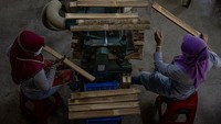 Selain terbuat dari bambu, sepeda unik ini dibuat dengan metoda kerajinan tangan.  