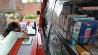 Mobil ini memberika akses internet gratis dan perpustakaan keliling.
