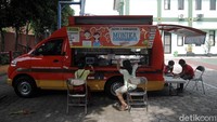 Anak-anak tampak membaca buku dan mengakses layanan internet secara gratis.