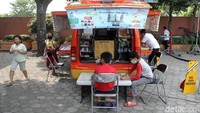 Layanan internet gratis dan perpustakaan tersebut menarik anak-anak untuk bermain serta belajar di luar ruang.