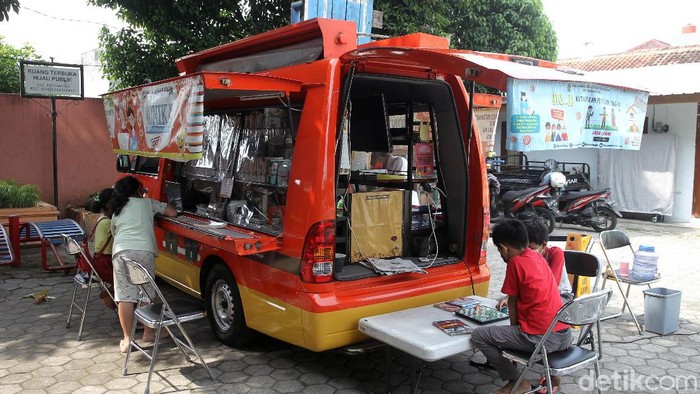 Internet Gratis dan Perpustakaan Ajak Anak Belajar di Luar Layanan perpustakaan dan intenet gratis diberikan oleh mobil internet dan layanan kewilayahan (Monika). Layanan ini diberikan untuk para siswa di Kota Yogyakarta.