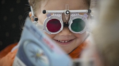 Kala Anak-anak Rumania Pertama Kalinya Periksa Mata