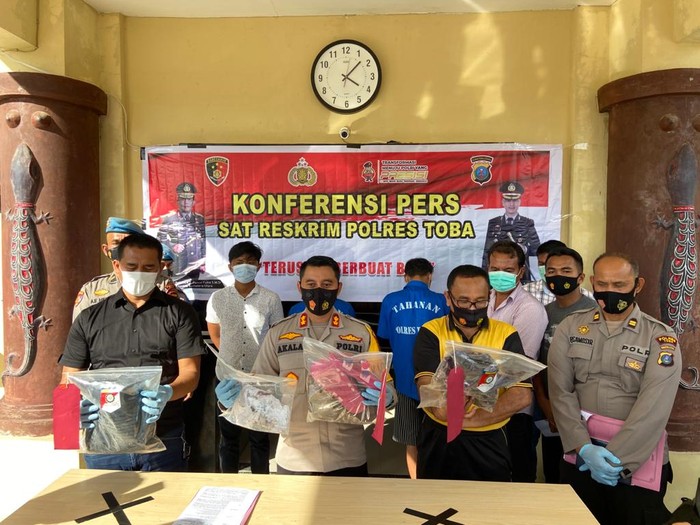 Kapolres Toba AKBP Akala Fikta Jaya memaparkan kasus pembunuhan guru SD (dok Humas Polda Sumut)