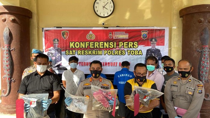 Kapolres Toba AKBP Akala Fikta Jaya memaparkan kasus pembunuhan guru SD (dok Humas Polda Sumut)