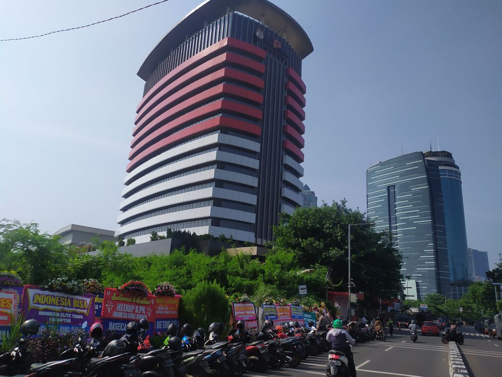 Karangan bunga di depan Gedung KPK