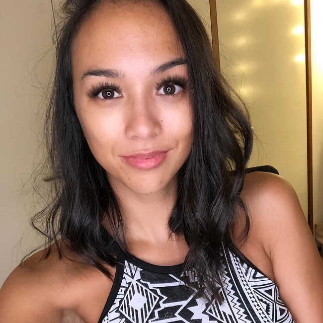 Kat Zoe Clark mengakui bahwa penampilan awet muda adalah karena punya genetik yang bagus. Meski begitu, ia juga rutin merawat tubuh dan wajahnya baik dari dalam dan luar.  Foto: Dok. Instagram @kat_clark