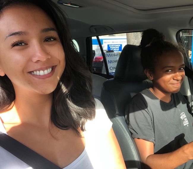 Kat pun tampaknya sudah tidak terkejut ketika mendapati komentar yang menyebut mereka bak kakak adik. Itu sebuah pujian, beberapa orang bahkan berpikir kami bersaudari, katanya dalam salah satu unggahan. Foto: Dok. Instagram @kat_clark