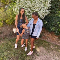 Tak hanya di media sosial, wanita itu juga terlihat awet muda di kehidupan sehari-hari. Ia bahkan mengaku masih sering diminta menunjukkan kartu identitas ketika datang ke bar. Padahal usianya sudah 35 tahun dan telah memiliki dua orang anak. Foto: Dok. Instagram @kat_clark