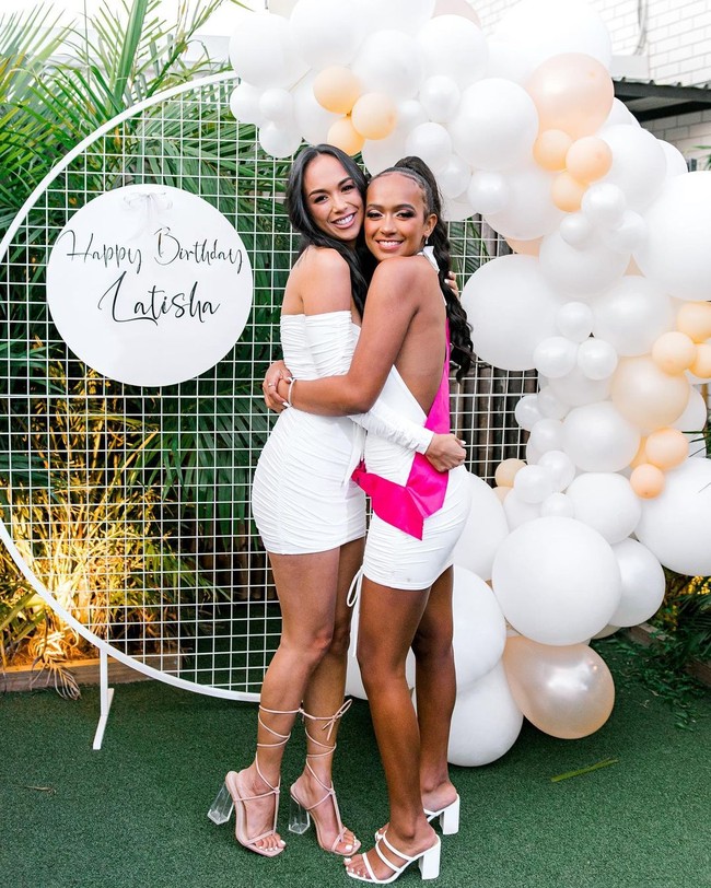 Seorang influencer bernama Kat Zoe Clark jadi perbincangan netizen di TikTok setelah mengunggah video ulang tahun anak remajanya. Banyak orang tak menyangka wanita yang sering membagikan tips kesehatan itu sudah punya anak berusia 18 tahun.Foto: Dok. Instagram @kat_clark