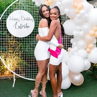 Seorang influencer bernama Kat Zoe Clark jadi perbincangan netizen di TikTok setelah mengunggah video ulang tahun anak remajanya. Banyak orang tak menyangka wanita yang sering membagikan tips kesehatan itu sudah punya anak berusia 18 tahun.Foto: Dok. Instagram @kat_clark