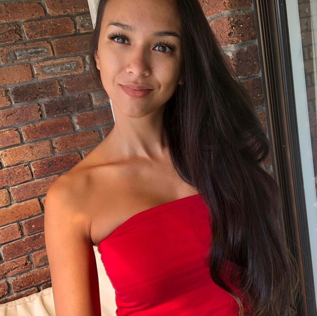 Pernah suatu ketika ada orangtua yang bertanya di mana ibu Latitia padanya. Aku suka mengatakan (usia) pada orang-orang dan melihat reaksi mereka. Bahkan saat wawancara orangtua-guru cukup lucu dan saat melihat wajah orangtua lain ketika mereka mengantar anak mereka ke rumahku, katanya dilansir Dailymail. Foto: Dok. Instagram @kat_clark