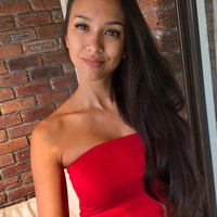 Pernah suatu ketika ada orangtua yang bertanya di mana ibu Latitia padanya. Aku suka mengatakan (usia) pada orang-orang dan melihat reaksi mereka. Bahkan saat wawancara orangtua-guru cukup lucu dan saat melihat wajah orangtua lain ketika mereka mengantar anak mereka ke rumahku, katanya dilansir Dailymail. Foto: Dok. Instagram @kat_clark