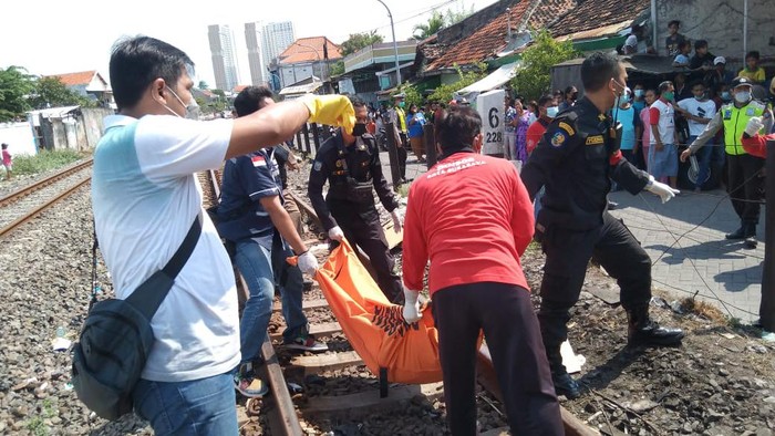Seorang wanita tewas tertabrak kereta api jurusan Surabaya-Bojonegoro, di Jalan Cepu.