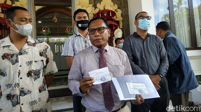 Kuasa Hukum Jerinx I Wayan Gendo Suardana membayar denda pidana Rp 10 juta di Kejari Denpasar (Sui/detikcom).