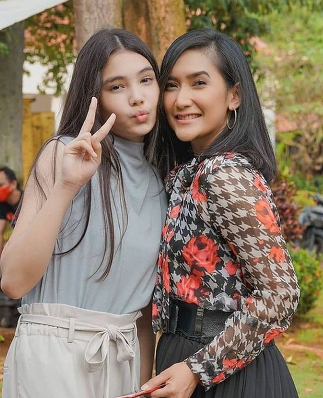 Potret Lea bersama lawan mainnya di Suara Hati Istri, Zora Vidyanata. (Foto: Instagram/@ciarachelfournneaux)