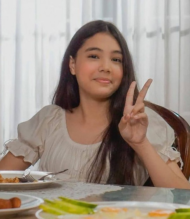 Lea Ciarachel melakoni karakter Zahra, istri ketiga Pak Tirta yang berusia 39 tahun. Peran tersebut lantas memicu kontroversi di kalangan warganet karena Lea adalah remaja yang baru berusia 15 tahun. (Foto: Instagram/@ciarachelfournneaux)