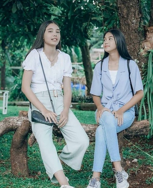 Dalam hal gaya, Lea Ciarachel terbilang simpel. Meski bergaya kasual, Lea tak kehilangan pesonanya. (Foto: Instagram/@ciarachelfournneaux)