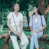 Dalam hal gaya, Lea Ciarachel terbilang simpel. Meski bergaya kasual, Lea tak kehilangan pesonanya. (Foto: Instagram/@ciarachelfournneaux)