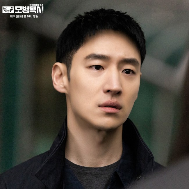 Lee Je Hoon memasuki usia 41 tahun tapi banyak orang yang mungkin akan percaya bahwa aktor ‘Signal’ ini masih berumur 30 bahkan akhir 20an. Ia sering kali dikira lebih muda bahkan oleh sesama seleb Korea. Sejak membintangi film pada 2007, wajah pemain Move to Heaven itu memang tidak banyak berubah. Foto: dok. SBS