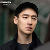 Lee Je Hoon memasuki usia 41 tahun tapi banyak orang yang mungkin akan percaya bahwa aktor ‘Signal’ ini masih berumur 30 bahkan akhir 20an. Ia sering kali dikira lebih muda bahkan oleh sesama seleb Korea. Sejak membintangi film pada 2007, wajah pemain Move to Heaven itu memang tidak banyak berubah. Foto: dok. SBS