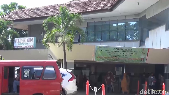 Lima orang karyawan restoran makanan Korea yang menjadi korban ledakan diduga dari tabung gas di kota Makassar, Sulsel, dirawat di RS (Reinhard S/detikcom)
