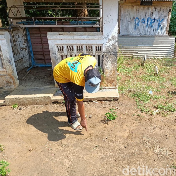 Seorang pria kepergok warga saat hendak maling motor di Kelurahan Jrebeng Kidul, Kecamatan Wonoasih, Kota Probolinggo. Maling itu lalu melempar bondet saat dikejar massa.
