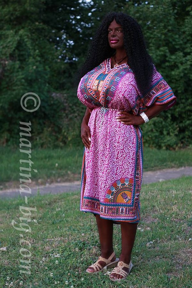 Beginilah penampilan Martina Big yang kerap jadi sorotan. Meski tampak aneh dengan ukuran dadanya yang tidak wajar, namun wanita yang tinggal di Jerman itu mengaku bangga. Foto: dok. Facebook