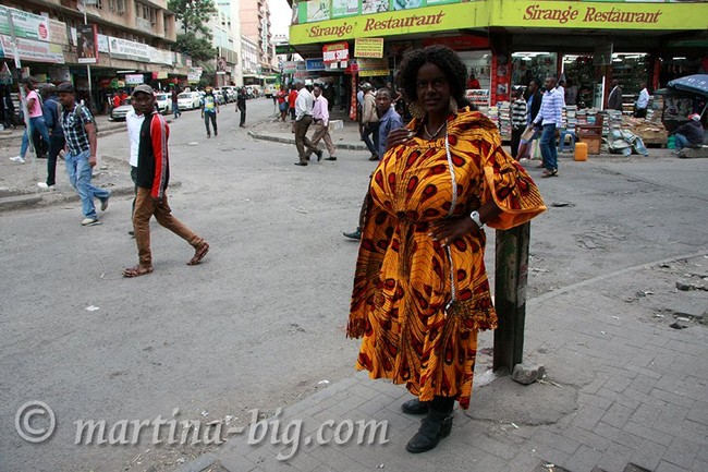 Di Facebooknya, Martina kerap membandingan foto dadanya dengan buah semangka. Dengan bangga dia menunjukkan bahwa dadanya lebih besar dari buah-buahan tersebut.  Foto: dok. Facebook