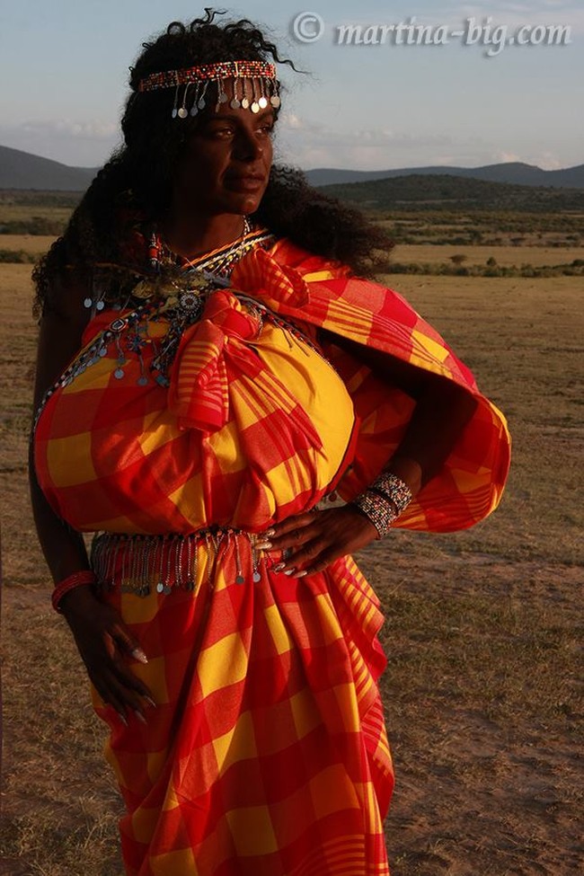 Martina Big jadi kontroversi tak hanya karena penampilan dadanya, namun juga warna kulitnya. Martina adalah wanita dengan ras caucasian, namun dia sengaja menggelapkan kulitnya agar mirip dengan ras Afrika. Foto: dok. Facebook