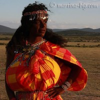 Martina Big jadi kontroversi tak hanya karena penampilan dadanya, namun juga warna kulitnya. Martina adalah wanita dengan ras caucasian, namun dia sengaja menggelapkan kulitnya agar mirip dengan ras Afrika. Foto: dok. Facebook