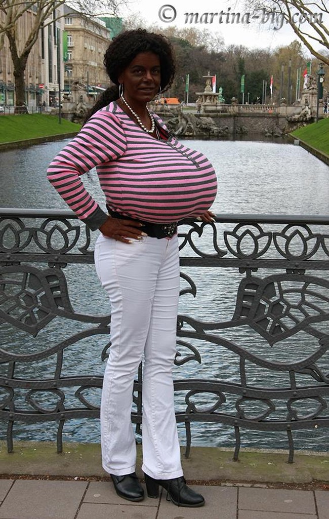 Terkadang aku kagum dengan diriku bahwa dadaku semakin besar dalam beberapa tahun terakhir. Tapi itu tidak cukup bagiku, ungkapnya.  Foto: dok. Facebook