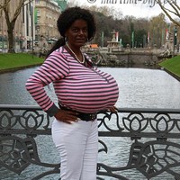 Terkadang aku kagum dengan diriku bahwa dadaku semakin besar dalam beberapa tahun terakhir. Tapi itu tidak cukup bagiku, ungkapnya.  Foto: dok. Facebook