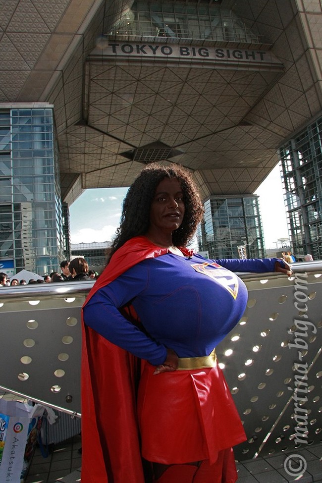 Martina Big pun menjuluki dirinya sebagai wanita pemilik dada terbesar di Eropa. Dia kerap kali jadi viral karena terus melakukan pembesaran payudara.  Foto: dok. Facebook