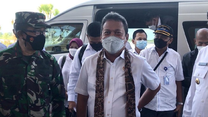 Menteri Kelautan dan Perikanan, Trenggono, saat tiba di Sumbar (Jeka-detikcom)