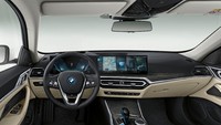 Beralih ke interior, sebagian besar kabin BMW i4 mirip dengan Seri 4. Bedanya, layar instrumen 12,3 inchi dan layar hiburan 14,9 inchi hadir dengan layar curved dan kaca anti-reflektif. BMW i4 juga dilengkapi dengan BMW Operating System 8. Foto: Dok. BMW