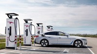 Mobil listrik ini bisa dilakukan pengisian daya cepat arus DC hingga 200 kW sehingga waktu pengisian 10 menit bisa membawa mobil melaju sampai 164 km. Untuk pengecasan standar dengan pengisi daya AC, dari 0 sampai 100% butuh waktu kurang dari 8,5 jam.  Foto: Dok. BMW