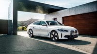 BMW i4 eDrive40 mengusung penggerak roda belakang, tenaganya berasal dari motor listrik tunggal yang dipasang di gandar belakang. BMW i4 eDrive40 memiliki unit daya 250 kW yang bisa menghasilkan tenaga hingga 340 PS dan torsi maksimal 430 Nm. Akselerasi 0-100 km/jam cuma butuh 5,7 detik sebelum menyentuh kecepatan tertinggi yang dibatasi secara elektronik sampai 190 km/jam. Foto: Dok. BMW