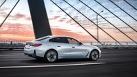 Baterai 83,9 kWh yang dilindungi garansi delapan tahun atau 160.000 km mampu membawa BMW i4 melaju sejauh 590 km. Foto: Dok. BMW