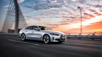 Jika dilihat dari samping, BMW i4 menampilkan garis atap khas mobil Gran Coupe BMW. BMW i4 menggunakan velg berkuran 17 inchi sampai 20 inchi tergantung pilihan. Foto: Dok. BMW